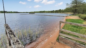 A wooden dock extending into a calm lake with a grassy area and trees in the background. - 3 bedroom awesome home in örkelljunga (Örkelljunga)