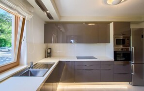 Refrigerador, horno, lavavajillas y cafetera y tetera 