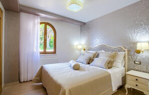 5 quartos, ferros/tábuas de passar roupa, berço de viagem