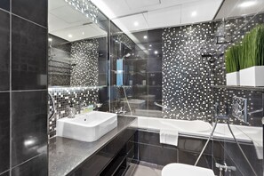 Haartrockner, Handtücher, Seife, Shampoo