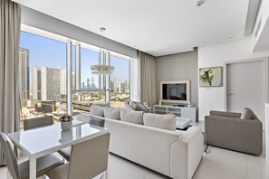 Smart TV - 1BR Apt with a Sofa Bed, Pool, Gym & Burj Khalifa View (Dubai)