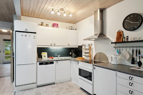 Réfrigérateur, plaque de cuisson, lave-vaisselle, cafetière/bouilloire