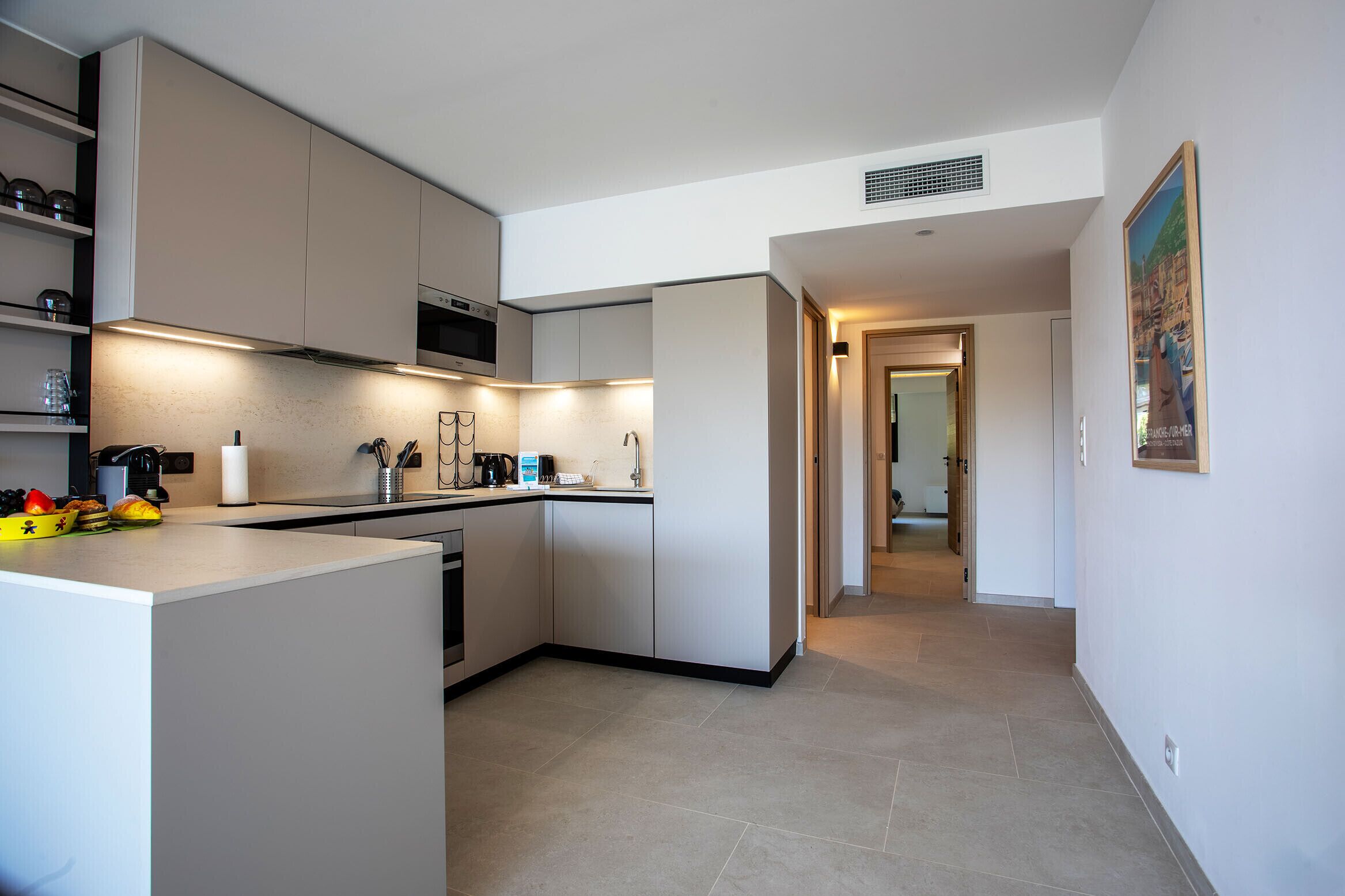 Geladeira, micro-ondas, fogão, lava-louças