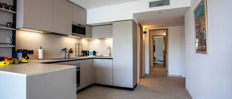 Kühlschrank, Mikrowelle, Ofen, Geschirrspüler