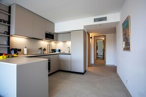 冷蔵庫、電子レンジ、オーブン、食器洗い機