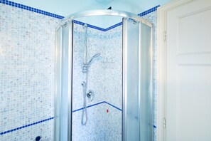 Douche, sĂšche-cheveux, bidet, serviettes fournies