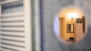 Une chambre avec un lit, une table de chevet et une lampe.
