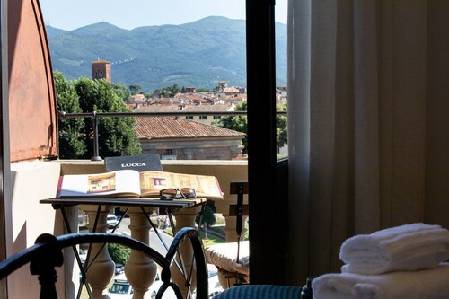 Casa di Anna in front of the Walls