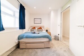 4 Schlafzimmer, Zimmersafe, Schreibtisch, Bügeleisen/Bügelbrett