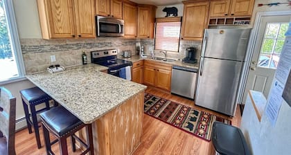 Pet friendly, > 1 mile to RMNP and Grand Lake!