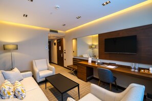 Minibar y caja de seguridad en la habitación