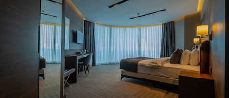 Panorama kamer | Een minibar, een kluis op de kamer, een laptopwerkplek