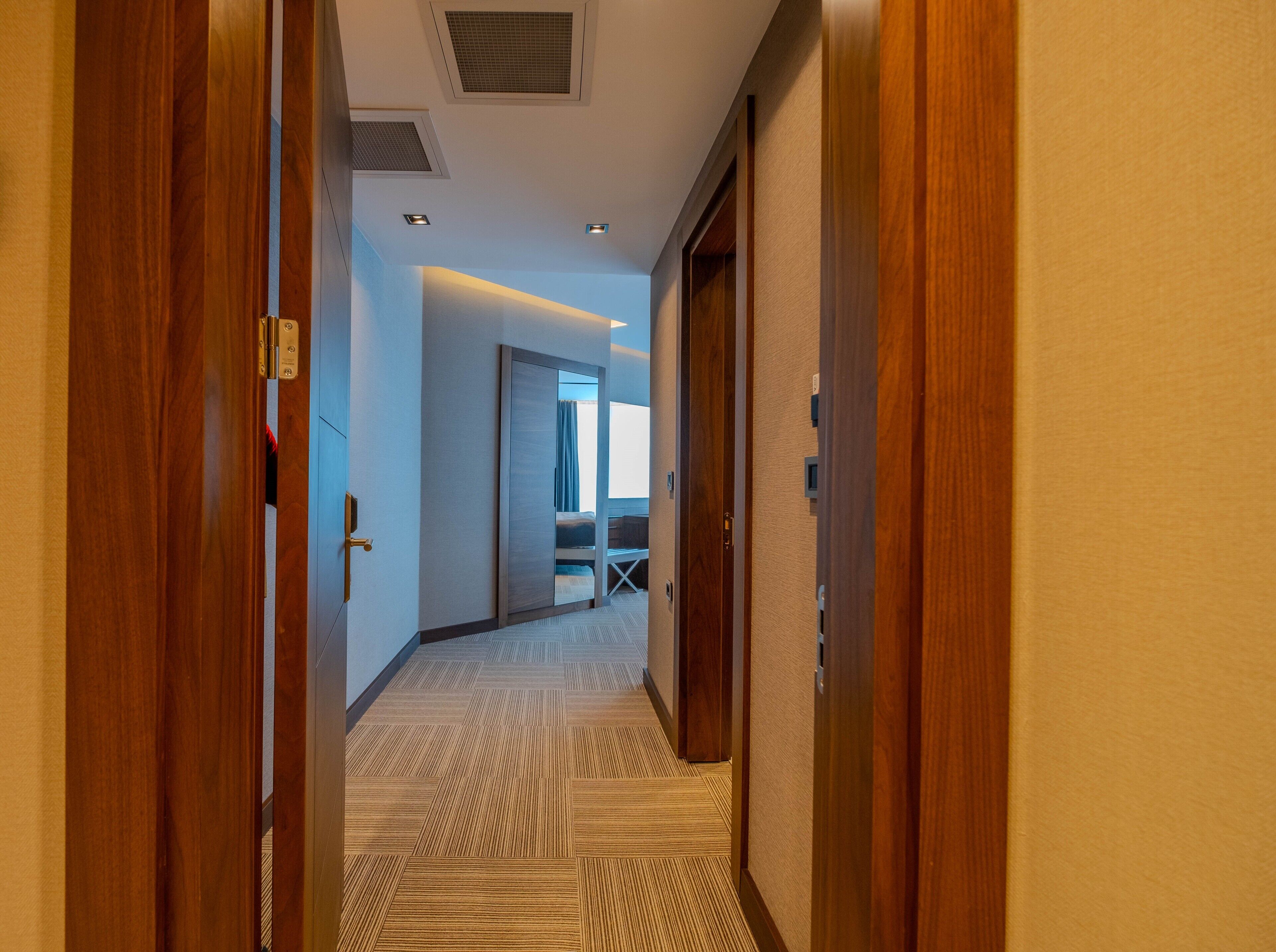 Panoramic Room | Minibar, in-room safe, laptop workspace, soundproofing