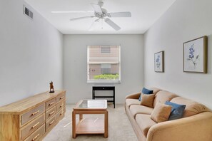 TV, offices - Cypress Woods for Seasonal or Summer Stays W Golf (Naples)