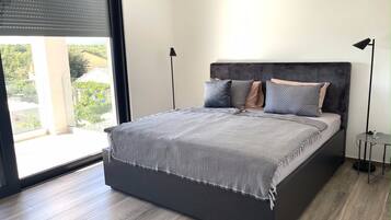 4 bedrooms, WiFi, bed sheets