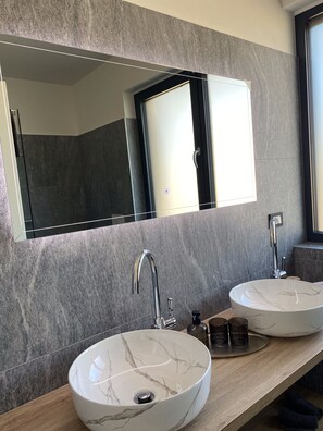 Douche, sèche-cheveux, serviettes fournies, savon