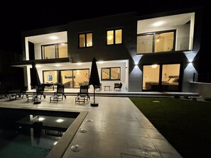 Una piscina al aire libre, una piscina climatizada