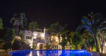 Family getaway in this charming townhouse just steps away from Yal Ku Laggon!