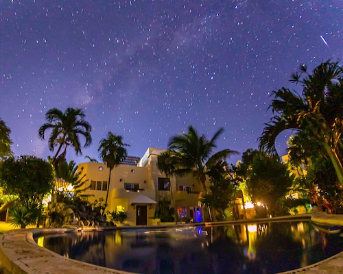 Family getaway in this charming townhouse just steps away from Yal Ku Laggon!