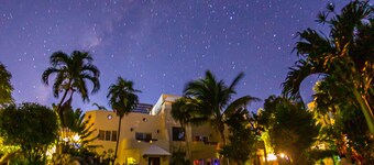 Family getaway in this charming townhouse just steps away from Yal Ku Laggon!