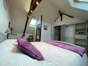 3 chambres, fer et planche à repasser, lit de bébé portatif
