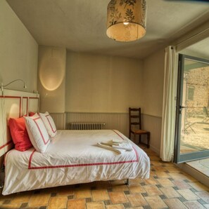 5 bedrooms, travel cot, free WiFi, bed sheets