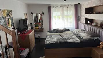 5 habitaciones y escritorio