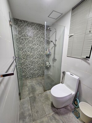 Shower, hair dryer, bidet, soap - The Cozy Homestay @ Jazz Suite 4 Vivacity Megamall Kuching 3 bedroom 5 pax (Kuching)