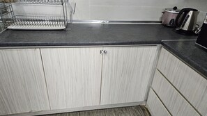 Kühlschrank, Mikrowelle, Herdplatte, Wasserkocher