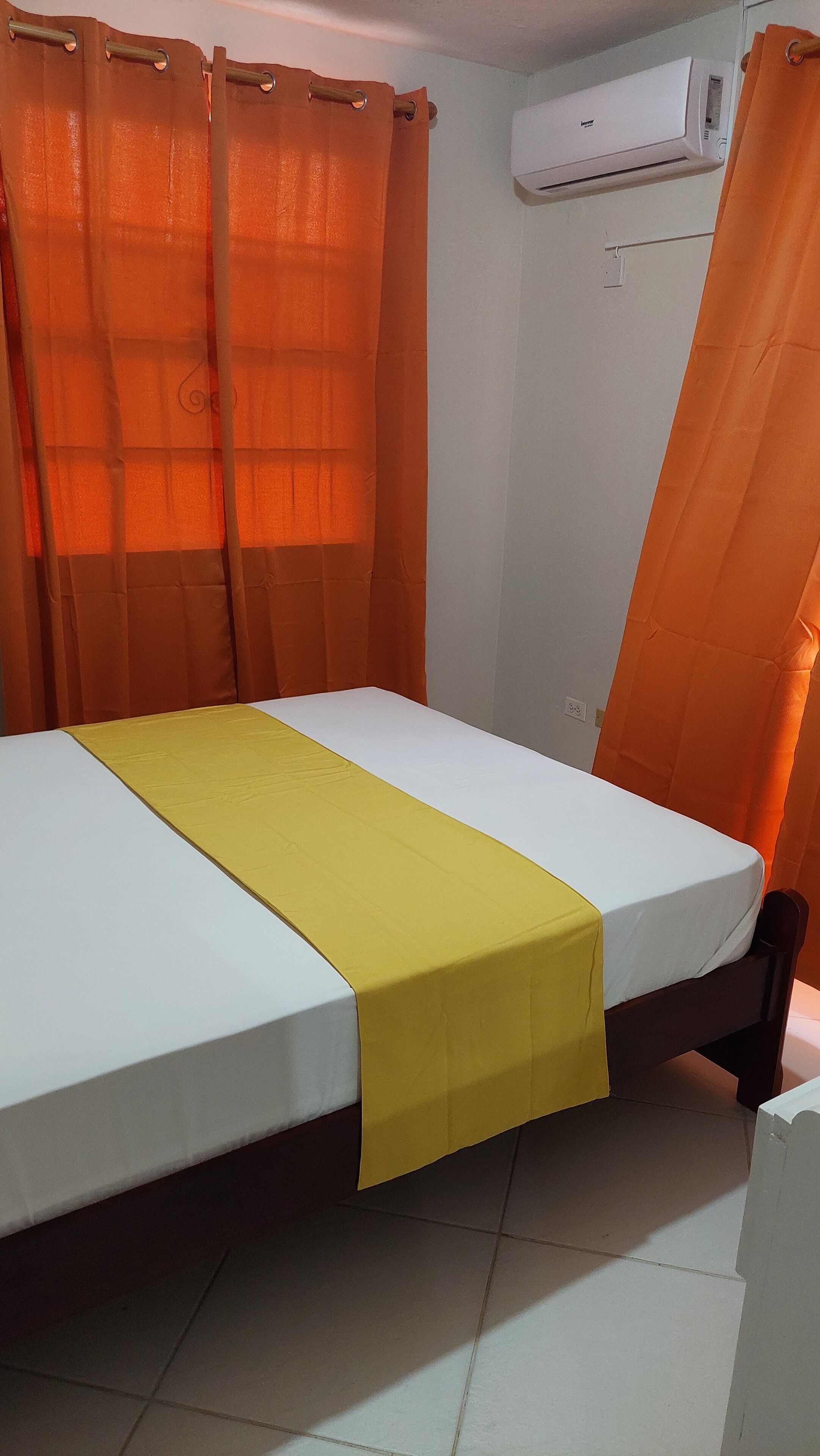 Departamento básico | Tabla de planchar con plancha y wifi gratis 