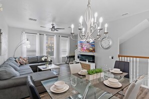 Smart TV, fireplace - 3-BR suites near convention and attractions! (Orlando)