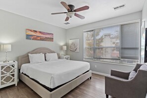 3 habitaciones, escritorio y tabla de planchar con plancha