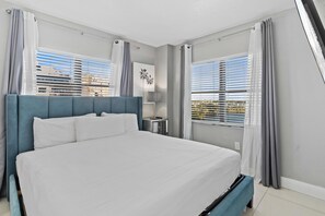 2 Schlafzimmer, Schreibtisch, Bügeleisen/Bügelbrett, Reisekinderbett