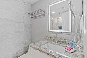 ヘアドライヤー、タオル