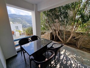 Outdoor dining - Beautiful Elia apartment near the center of Andros - 5 minutes walk (Andros)