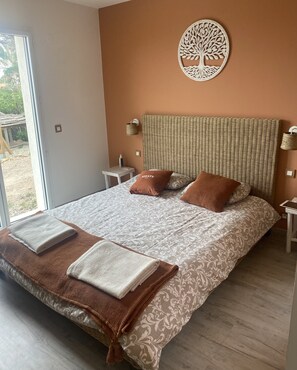 5 bedrooms, iron/ironing board, WiFi, bed sheets