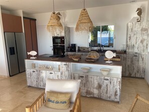 Microondas, horno y lavavajillas 