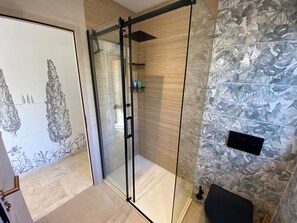 Shower, hair dryer, towels, soap - "Villa Eucalypta"  - 5 min à pied de la plage, vue mer 180° (Saint-Raphaël)