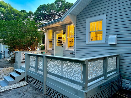 Minutes to Downtown St Pete & the Beaches! Pet & Family friendly.