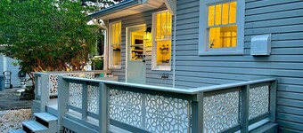 Minutes to Downtown St Pete & the Beaches! Pet & Family friendly.