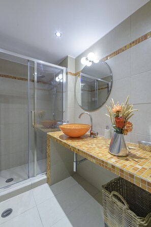 Studio Confort | Salle de bain | Douche, sĂšche-cheveux, serviettes fournies