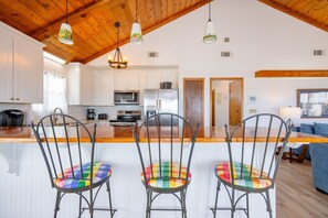 Casa, 4 habitaciones | Cocina privada | Refrigerador, horno y cafetera y tetera 