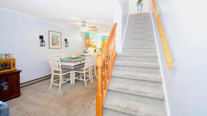 Townhome, 2 Bedrooms | Tempat makan