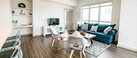 Leilighet, 2 soverom | Oppholdsområde | Smart-TV og strømmetjenester