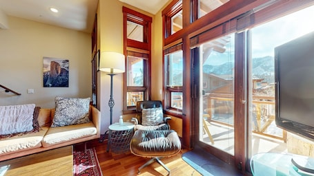 ํ์ดํ, ์นจ์ค 3๊ฐ | ๊ฑฐ์ค ๊ณต๊ฐ | ์ค๋งํธ TV