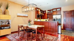 Maison mitoyenne, 3 chambres | Cuisine privée | Réfrigérateur, four, cafetière/bouilloire, grille-pain