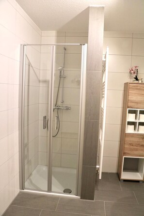 Haartrockner, Handtücher, Seife, Toilettenpapier