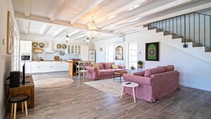 A spacious living area with a kitchen, a staircase, and a dining area. - Villa Stella Smoljanci (Svetvincenat)