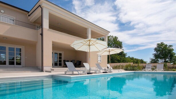 A modern two-story house with a swimming pool, outdoor seating, and a covered patio area. - Villa Stella Smoljanci (Svetvincenat)