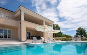 A modern two-story house with a swimming pool, outdoor seating, and a covered patio area. - Villa Stella Smoljanci (Svetvincenat)